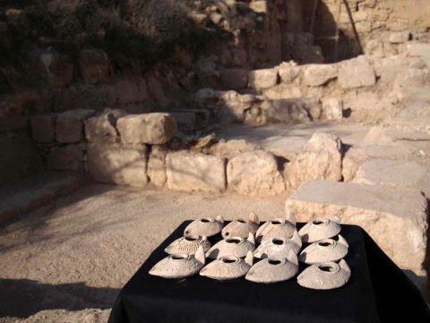 נרות חרס מהמאה ה-8-9 לספירה [צילום: אמיל אלג'ם, רשות העתיקות]