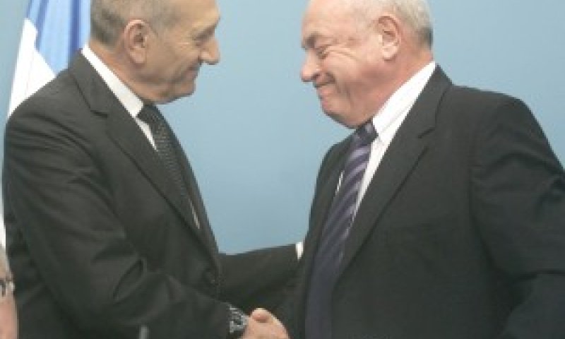 אולמרט, בר-און. רשת שהיא תולדה של דיון מפרך [צילום: פלאש 90]