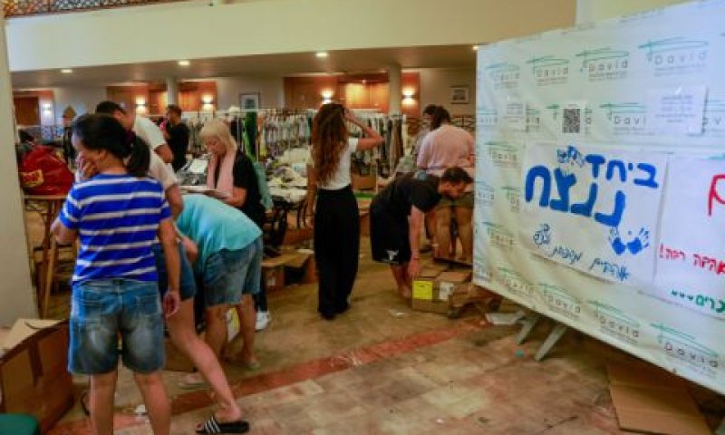 מפונים בבית מלון [צילום: יוסי זמיר/פלאש 90]
