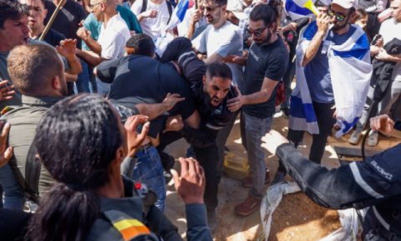 מפגינים נגד הרפורמה המשטרתית מתעמתים עם שוטרים [צילום: אריק מרמור/פלאש 90]