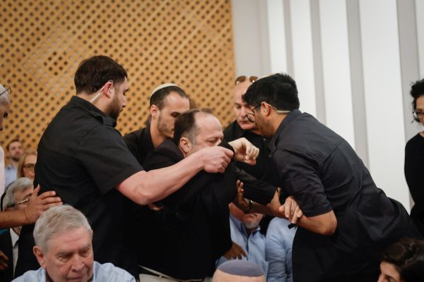 המהומה בדיון [צילום: יונתן זינדל, פלאש 90]