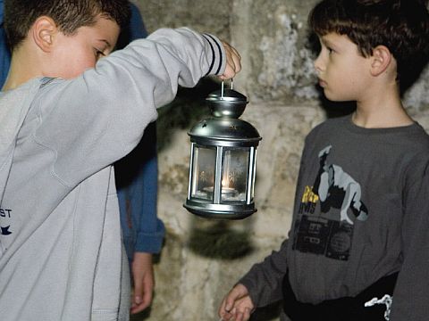צועדים לאור עששיות [צילום: גל בן-זאב-יח"צ]