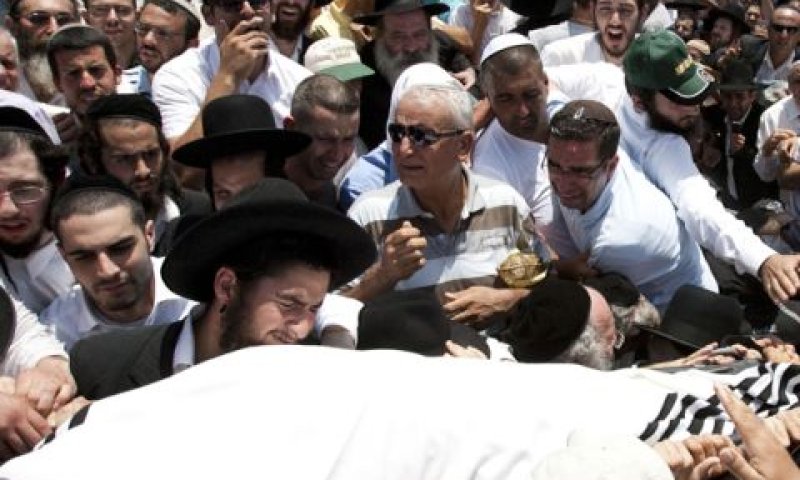 הלווייתו של הרב אבוחצירא [צילום: יונתן זינדל, פלאש 90]