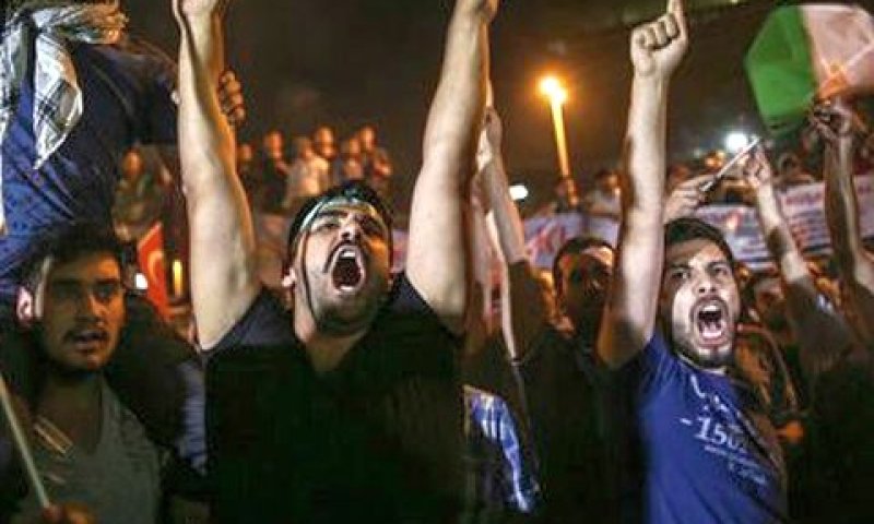 מפגינים זועמים בטורקיה נגד מבצע "צוק איתן" [צילום: AP]
