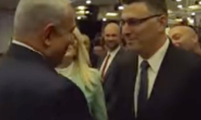 לחיצת היד. סולחה אחרי מאבק ממושך