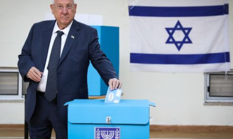 ריבלין בקלפי. "מערכת בחירות איומה" [צילום: אוליבר פיטוסי/פלאש 90]
