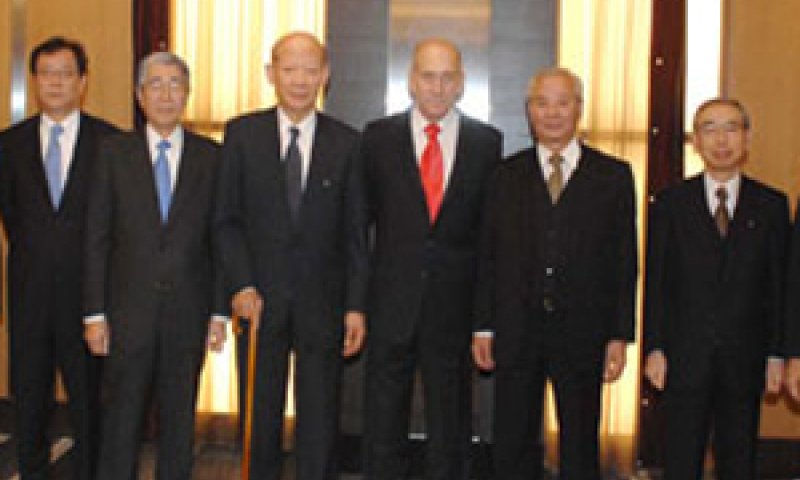 אולמרט עם אנשי עסקים ביפן