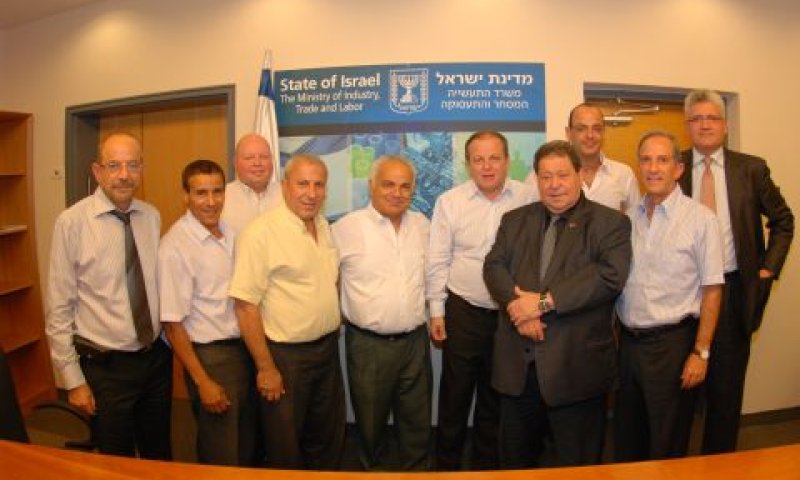 שר התמ"ת בן אליעזר עם בכירים בענף היהלומים [צילום: קובי פוקס]