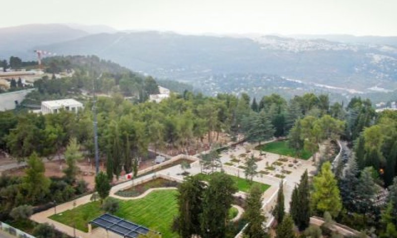 הרחבת חלקת גדולי האומה בהר הרצל [צילום: מישל אמזלג, לע"מ]