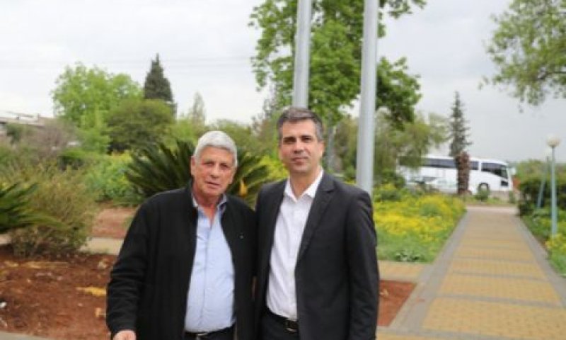 שר הכלכלה והתעשייה אלי כהן עם מוטי דותן, ראש המועצה האזורית גליל תחתון [צילום: משרד הכלכלה והתעשייה]