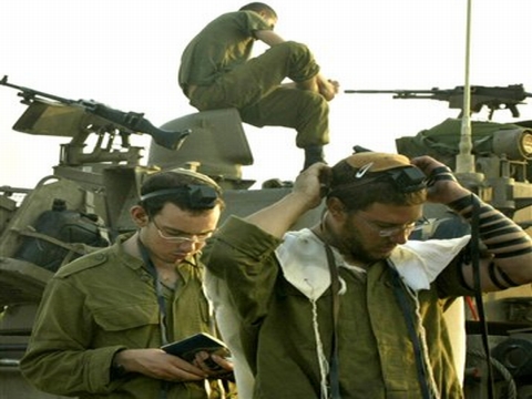 ויש שמנצלים את זמן התפילה לפדיקור... [צילום: AP]
