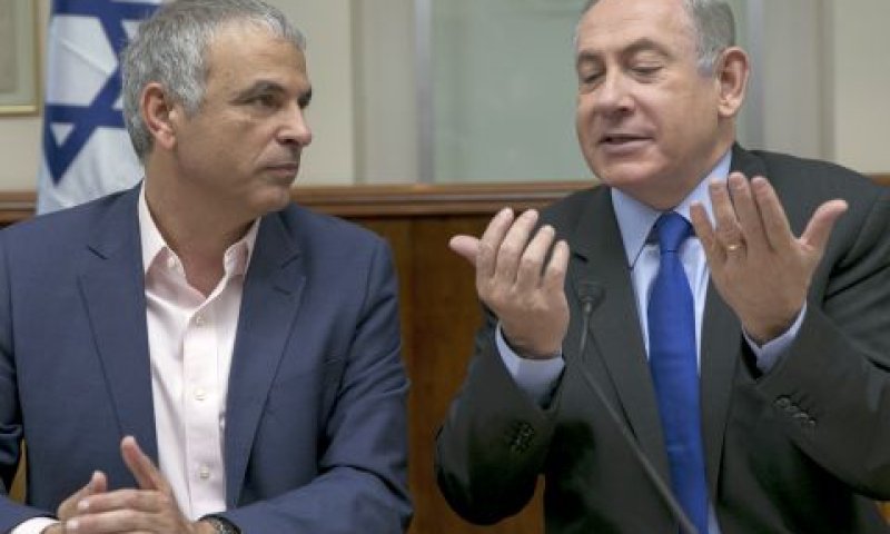 נתניהו כחלון. "היה לחץ" [צילום: אוליבר פיטוס/פלאש 90]