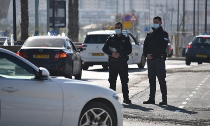 220 מחסומים בתוך הערים [צילום: דוברות המשטרה]