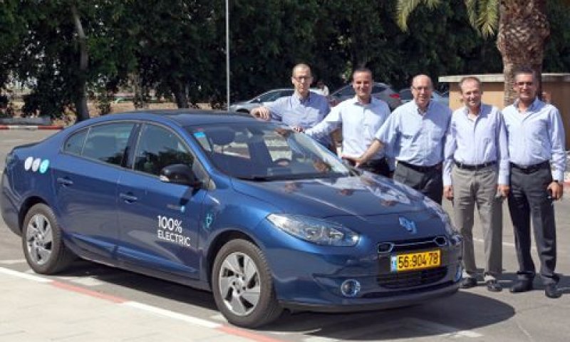 מימין לשמאל: אייל יוניאן, סמנכ"ל כספים בתע"א, יעקב גולדמן, סמנכ"ל תפעול, רכש ולוגיסטיקה בתע"א, אלן גלמן, משנה למנכ"ל בטר פלייס וסמנכ"ל הכספים בחברה, שי דהן, מנכ"ל אלדן ועודד שטמר, סמנכ"ל שירות ומכירות בבטר פלייס [צילום: יח"צ]