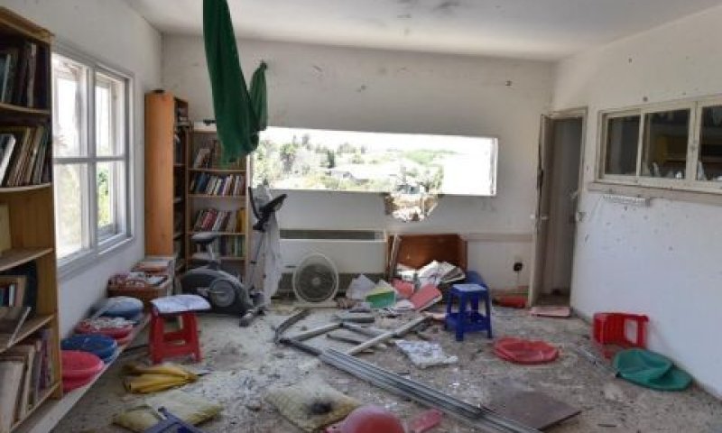 פגיעה ישירה בבית בשטח המועצה האזורית חוף אשקלון [צילום: דוברות המשטרה]