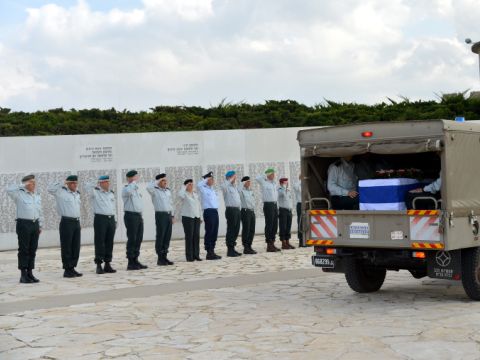 מצדיעים ללוחם המהולל [צילום: פלאש 90]