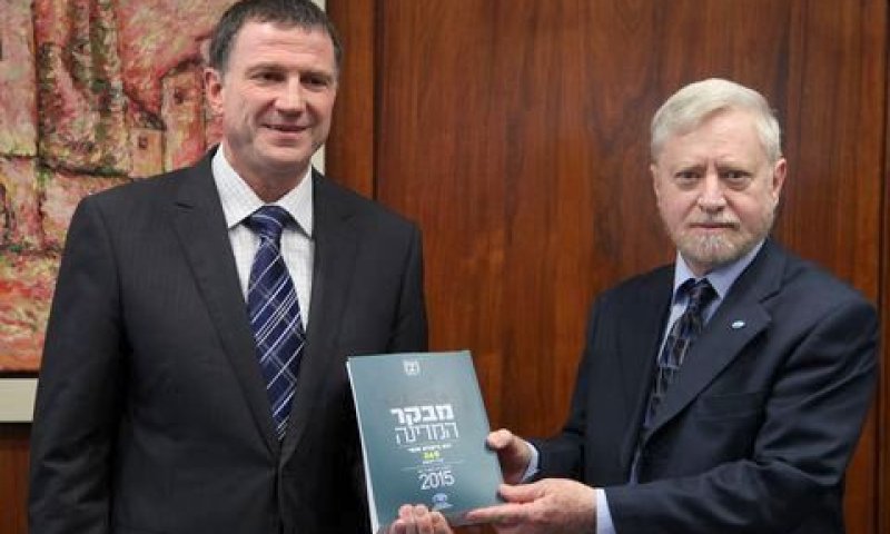 מבקר המדינה מגיש דוח ליו"ר הכנסת [צילום: יצחק הררי]