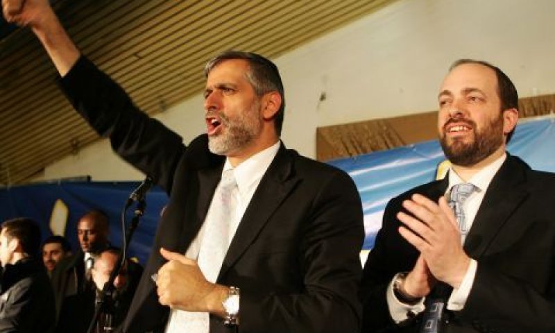 אריאל אטיאס ואלי ישי בחגיגות הניצחון [צילום: פלאש 90]