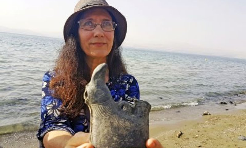 טל פסטמן עם הכלי שמצאה [צילום: יואב צור/רשות העתיקות]