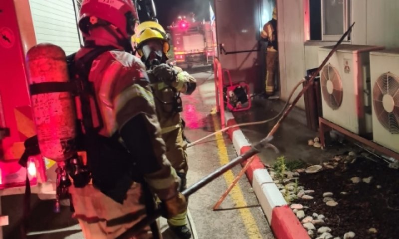 צוותי הכיבוי במפעל בנוף הגליל [צילום: נציבות כבאות והצלה]