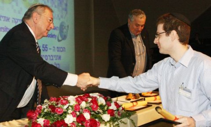 פרופ' משה קוה מעניק את הפרס למשה גולדשטיין [צילום: יוני רייף]