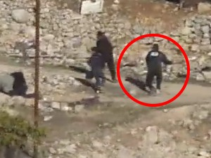אותו ערבי קם בקלילות ומנסה ליידות אבן [צילום: מתוך סרטון בצלם]