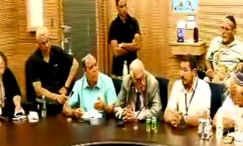 נציג המשמר החברתי בחולצה תכולה