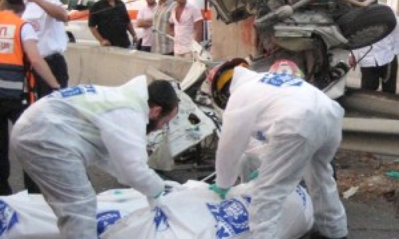 גופותיהם של הצעירים מפונות ממקום התאונה [צילום: יוסי ימפל - דוברות זק"א]