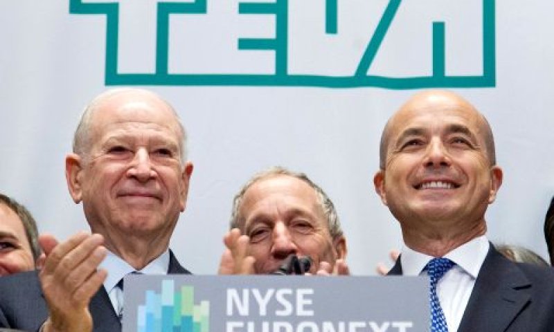 מנכ"ל טבע ונשיא החברה ד"ר ג'רמי לוין והיו"ר פיליפ פרוסט בפתיחת המסחר [צילום: בן היידר]