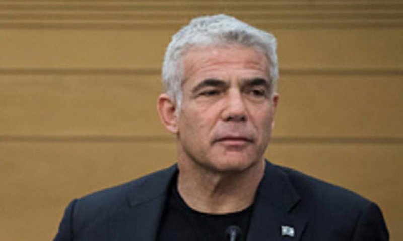 לפיד. מושך אש [צילום: יונתן זינדל/פלאש 90]