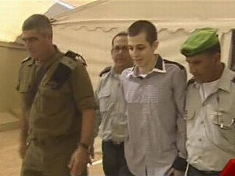 11:10 - גלעד נפגש לראשונה עם גורמי צבא ישראלים [צילום: AP]