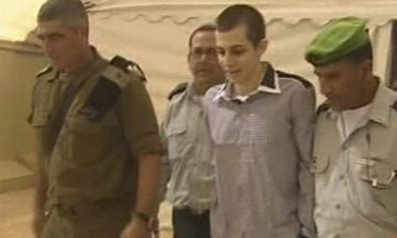 גלעד שליט בעת שחרורו [צילום: AP]