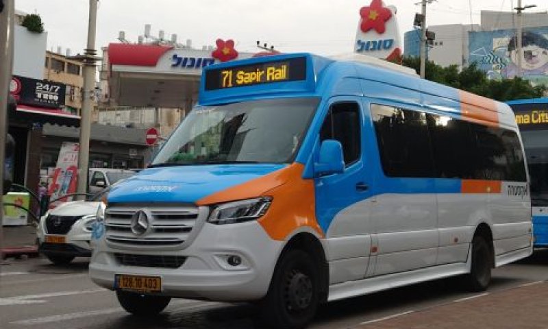 מיניבוס של אקסטרה בנתניה [צילום: אברהם שטרן]