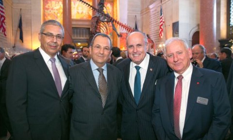 יאיר סרוסי, יו"ר דירקטוריון הבנק, רודי ג'וליאני, ראש עירית ניו יורק לשעבר, אהוד ברק, ראש הממשלה לשעבר, ציון קינן, מנכ"ל הבנק [צילום: רועי יוחאי]