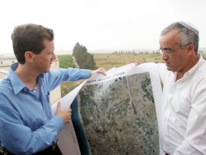 השר הרצוג בוחן מפה [צילום ארכיון :AP]