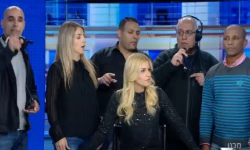עובדי הרשות מתפרצים למהדורת מבט [צילום: מן הטלוויזיה]