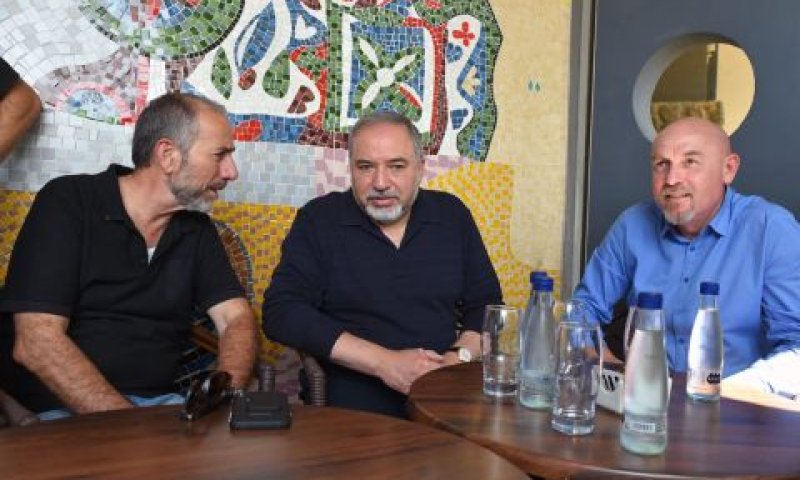 ליברמן וראש מועצת קצרין [צילום: אריאל חרמוני]