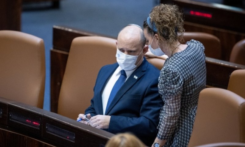 ראש הממשלה בנט ויו"ר הקואליציה, ח"כ עידית סילמן, במליאה [צילום: יונתן זינדל, פלאש 90]