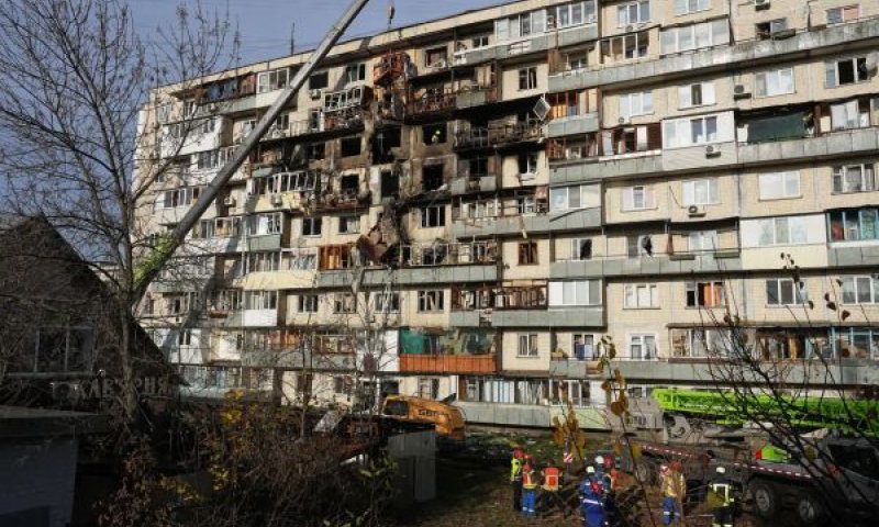 טילים ששיגרה רוסיה פגעו בבניין מגורים בקייב [צילום: AP Photo/Efrem Lukatsky]