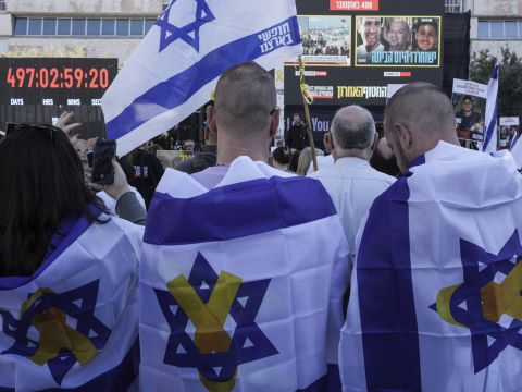 בכיכר החטופים, המתנה דרוכה [צילום: עודד בליטי/AP]