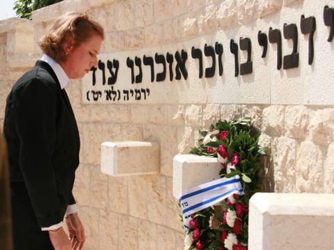 לבני בבית הקברות סגולה בפ"ת [צילום: בן עזריאל]