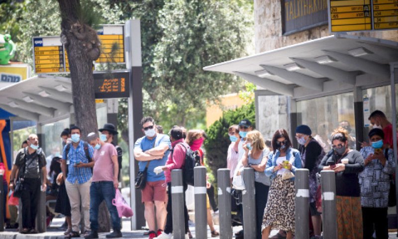 תחנת אוטובוס בירושלים [צילום: יונתן זינדל/פלאש 90]