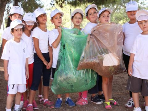 ילדי צפת משתתפים ביום הניקיון הבינלאומי [צילום: דרור ארצי]