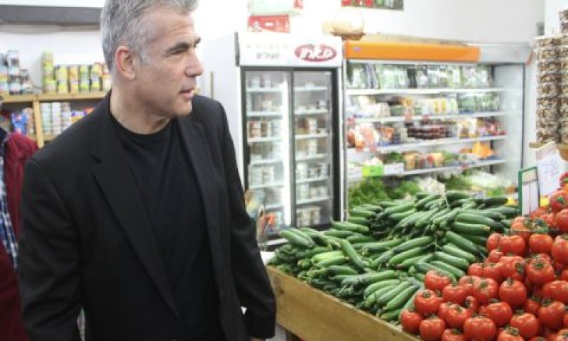 לפיד. התעניינות תקשורתית [צילום: פלאש 90]