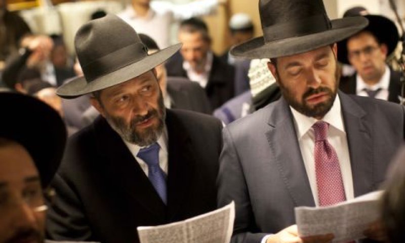 אטיאס ודרעי. מתפללים לשלומו [צילום: פלאש 90]
