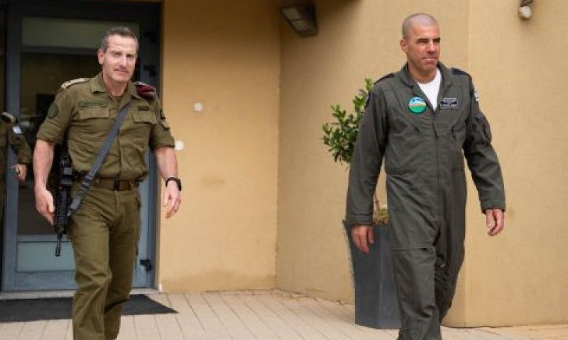 מב"ס נבטים יותם סיגלר מארח את סגן הרמטכ"ל אמיר ברעם [צילום: דובר צה''ל]