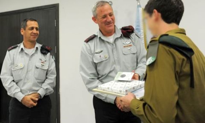 גנץ וכוכבי מעניקים את התעודה לחייל האלמוני [צילום: דו"צ]