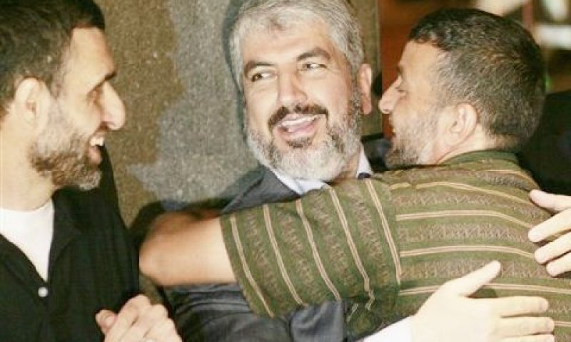 משעל. מחבק אסיר שהוגלה למצרים [צילום: AP]