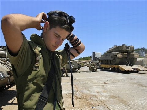 מסביב יהום הסער [צילום: AP]