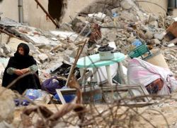 פלשתינית ושאריות חפציה. המנהרות נחפרות בתוך הבתים [צילום: AP]